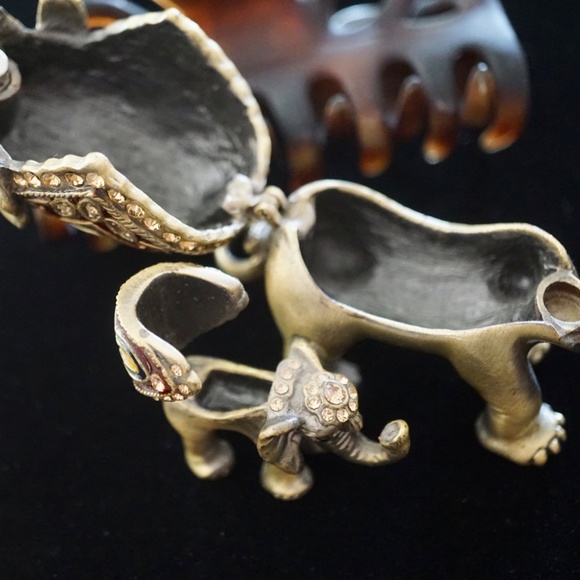 Elephant Mom and Baby Ring Protector - Picture 8 of 10